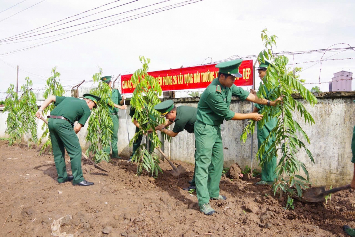 Cán bộ chiến sĩ Hải đoàn Biên phòng 28 trồng cây xanh trong doanh trại (Ảnh: Hải đoàn BP 28)
