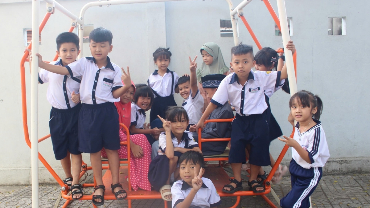 Học sinh người kinh và dân tộc thiểu số cùng học tập vui chơi trong môi trường lành mạnh và thân thiện (Ảnh: Nguyễn Quang)