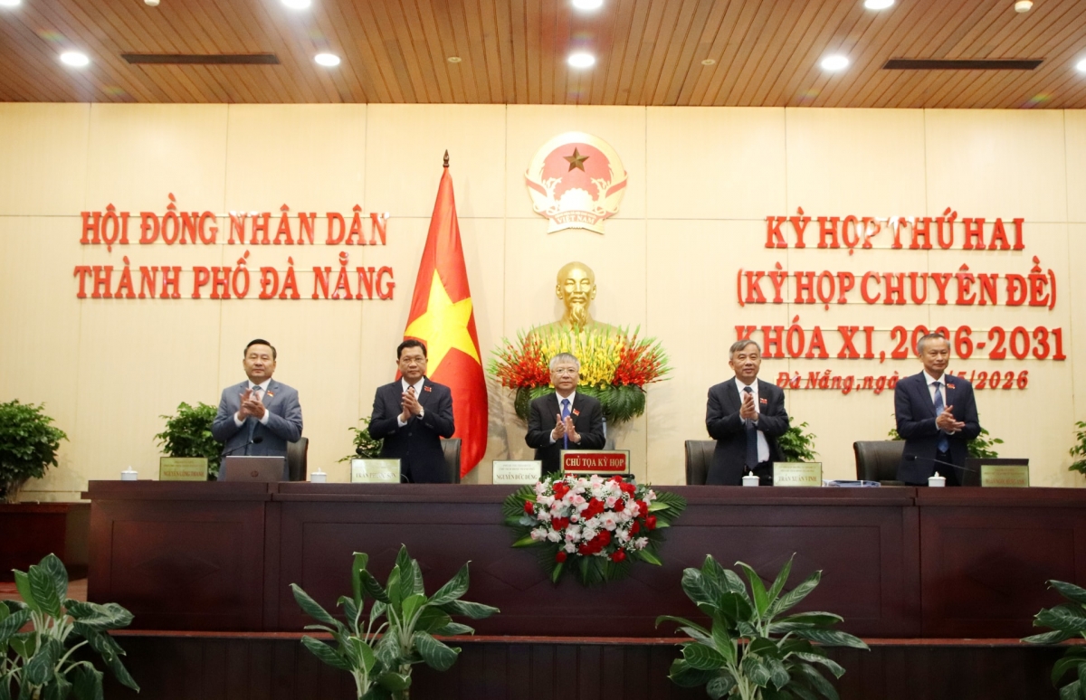 Các đại biểu chủ tọa kỳ họp. Ảnh: TRỌNG HUY