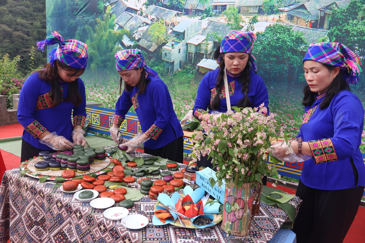 Các đội tất bật tham gia phần thi giã và gói bánh giày 