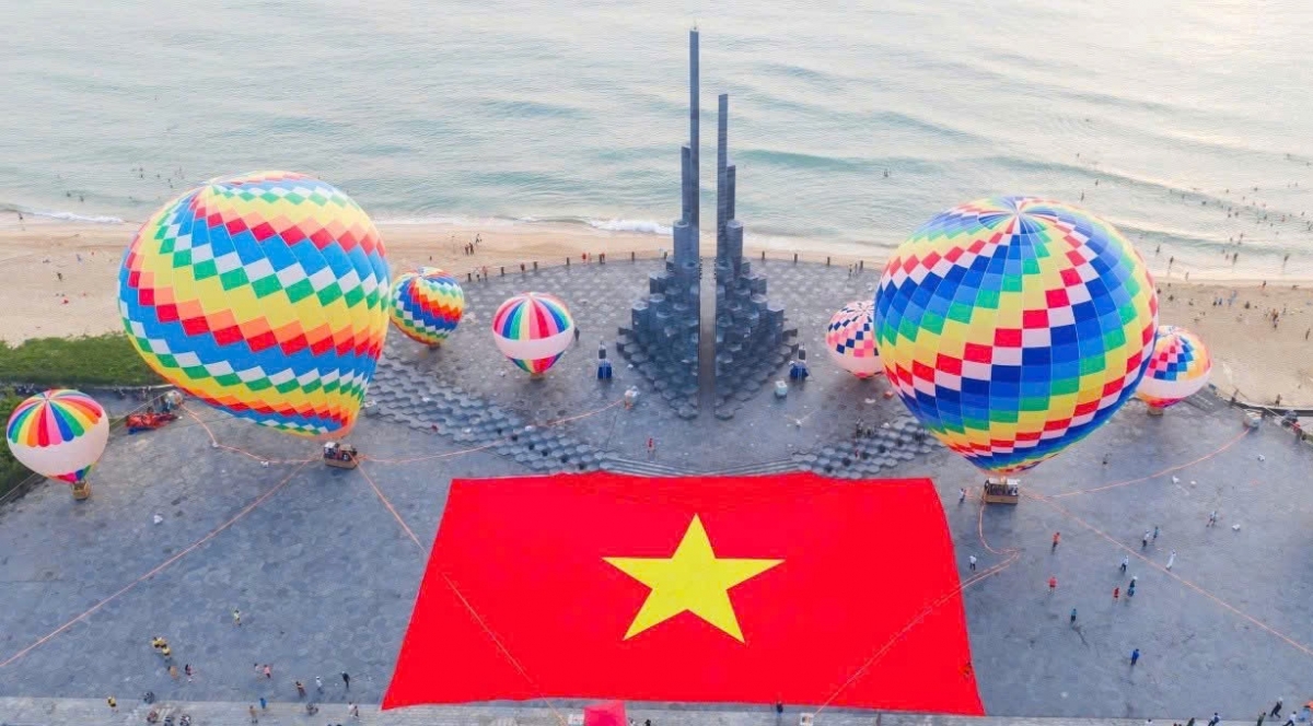 Pơđung đĭ kơdung blôm khinh khí cầu ƀơi Gong gru djă pioh Nghinh Phong, phường Tuy Hòa, tơring čar Dak Lak ƀrô lơ 30/4 hăng lơ 1/5