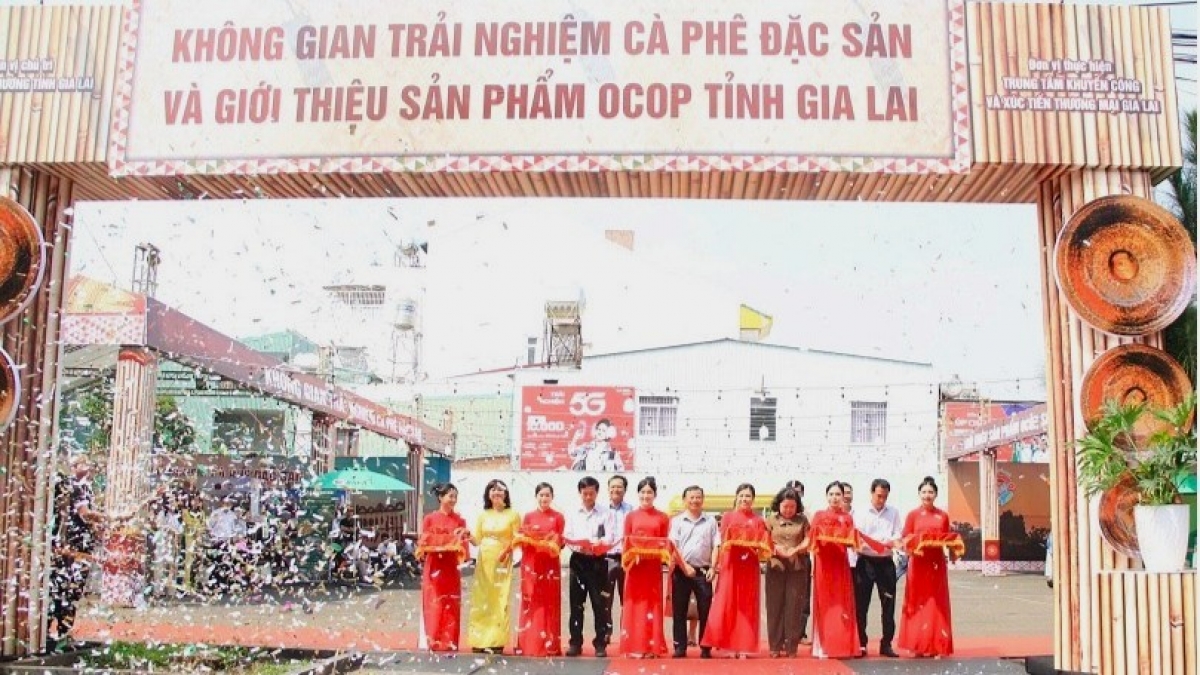 Gia Lai khai trương không gian trải nghiệm cà phê đặc sản kết hợp trưng bày, giới thiệu sản phẩm OCOP. Ảnh KT