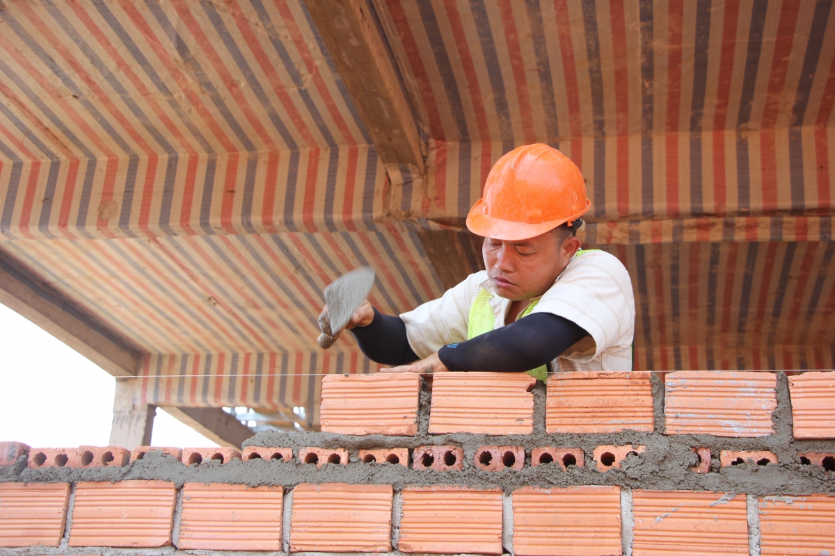 Một thợ chính đang xây tường bao ở khu nhà chính thuộc Trường liên cấp xã biên giới Ia Chía, tỉnh Gia Lai. Ảnh: Nguyễn Thảo