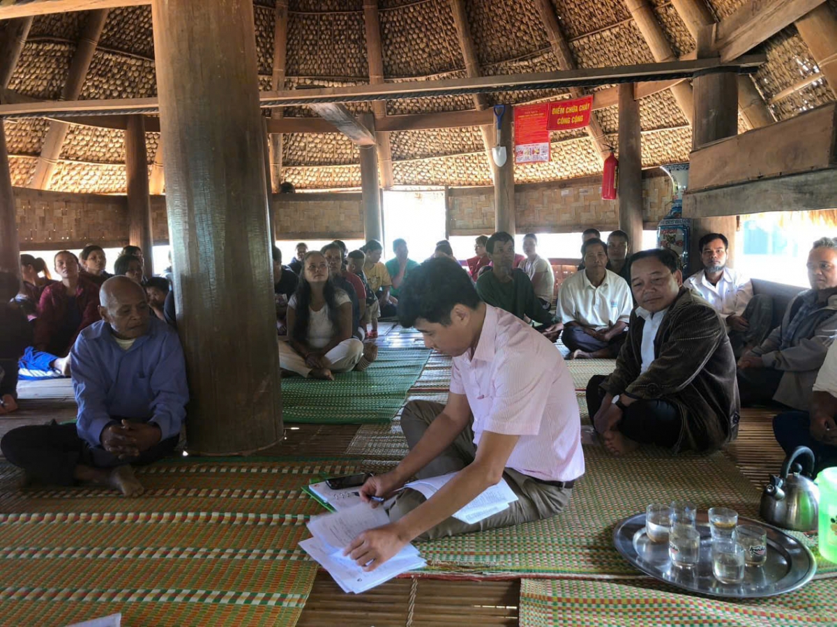 Phòng Giao dịch Ngân hàng CSXH Tây Giang xuống cơ sở tìm hiểu nhu cầu vốn của người dân
 