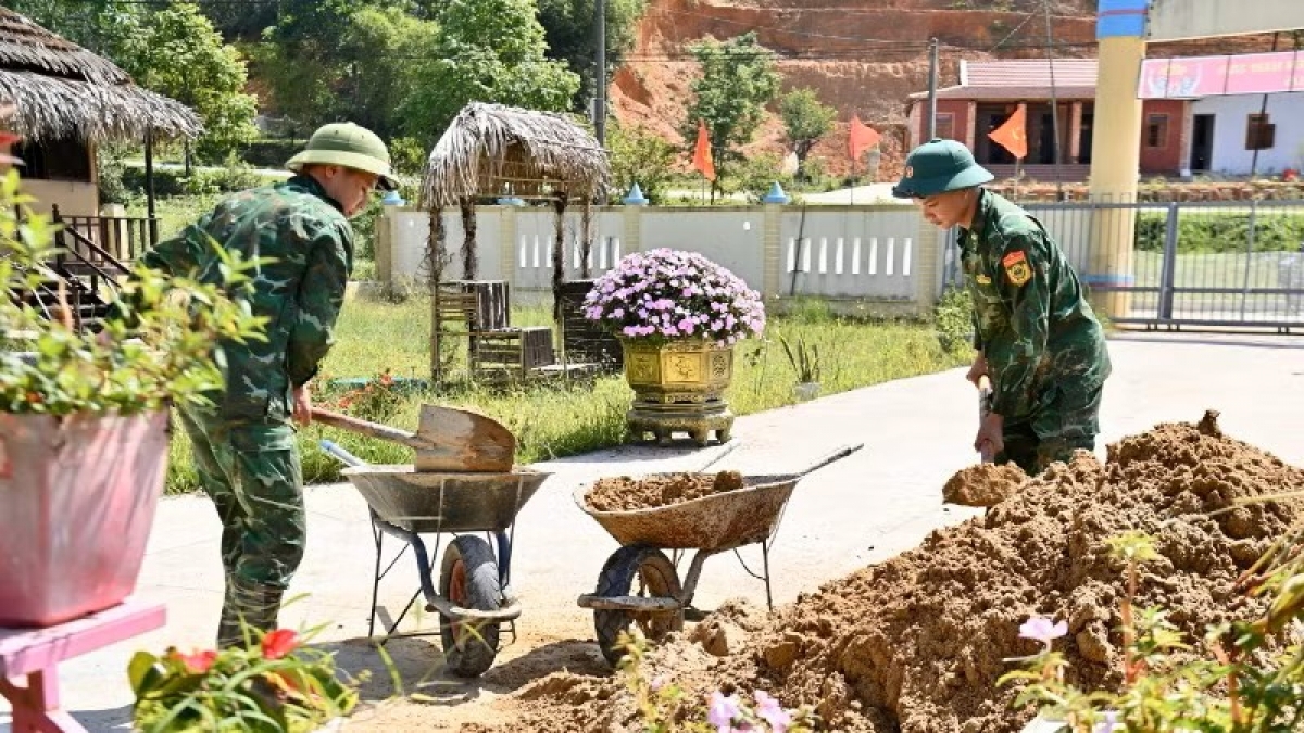 Cán bộ, chiến sĩ trồng cây tại Trường mầm non Hương Lâm, xã A Lưới 4.