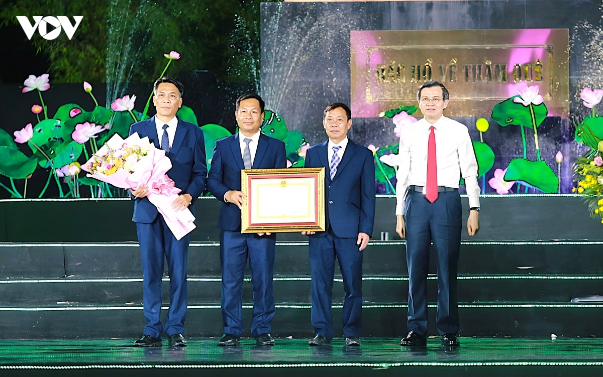 Trao tặng Huân chương Lao động hạng Nhất cho Khu di tích Kim Liên. (Ảnh: Minh Châu)