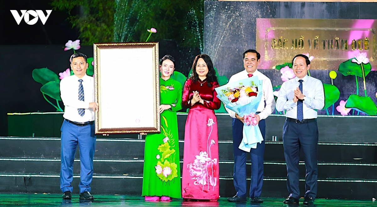 Trao Quyết định công nhận Khu du lịch quốc gia Kim Liên. (Ảnh: Minh Châu)