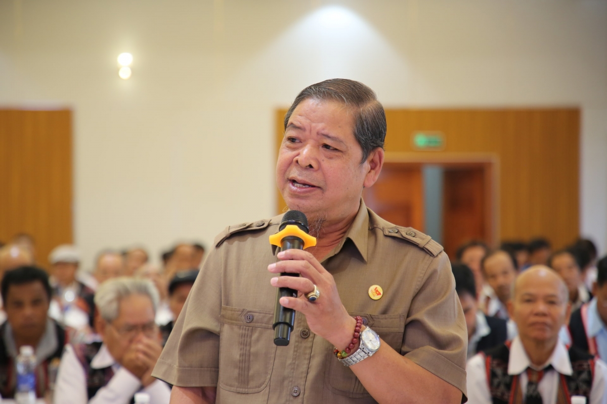 Ông Chơrum Nhiên, người có uy tín xã Thạnh Mỹ phát biểu, chia sẻ ý kiến. Ảnh: ALĂNG NGƯỚC