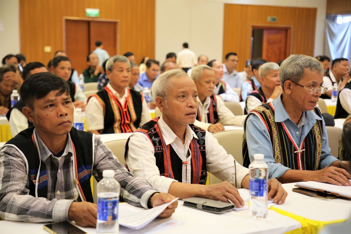 Người có uy tín theo dõi các nội dung quan trọng về chính sách vùng dân tộc thiểu số được thông tin tại hội nghị. Ảnh: ALĂNG NGƯỚC
