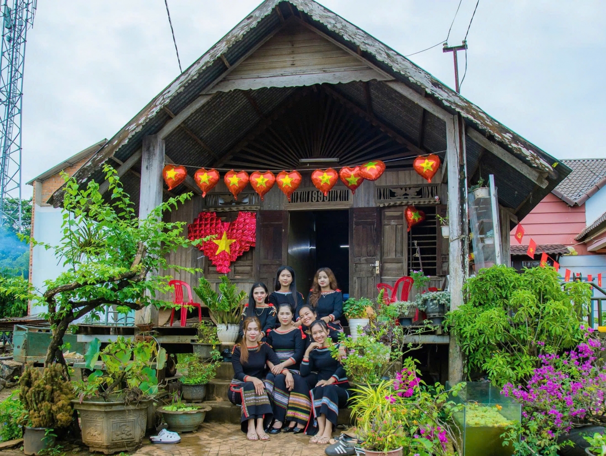 Làng bol jơi bơtiàn ờ gal cau tàm càr Dăk Lăk geh tus bal mờ broă dong kờl bơtàu tơnguh lơh sa, tơrmù rơƀah kơl jăp