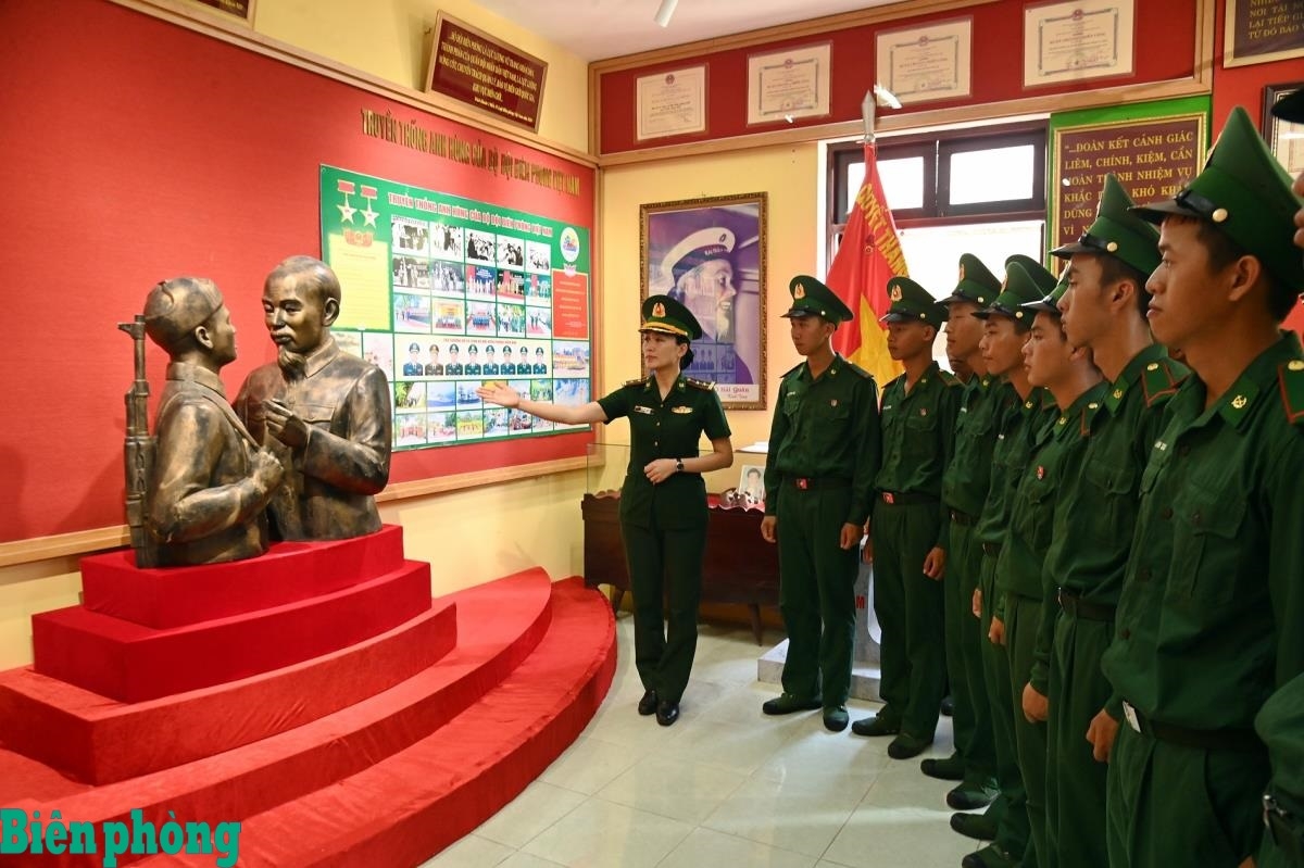 Cán bộ, chiến sĩ Tiểu đoàn Huấn luyện - Cơ động tham quan phòng truyền thống Bộ đội Biên phòng thành phố Huế. Ảnh: Võ Tiến