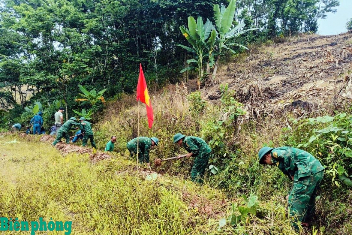 Cán bộ, chiến sĩ Đồn Biên phòng cửa khẩu Hồng Vân nạo vét kênh mương tại thôn La Ngà, xã A Lưới 1. Ảnh: Võ Tiến