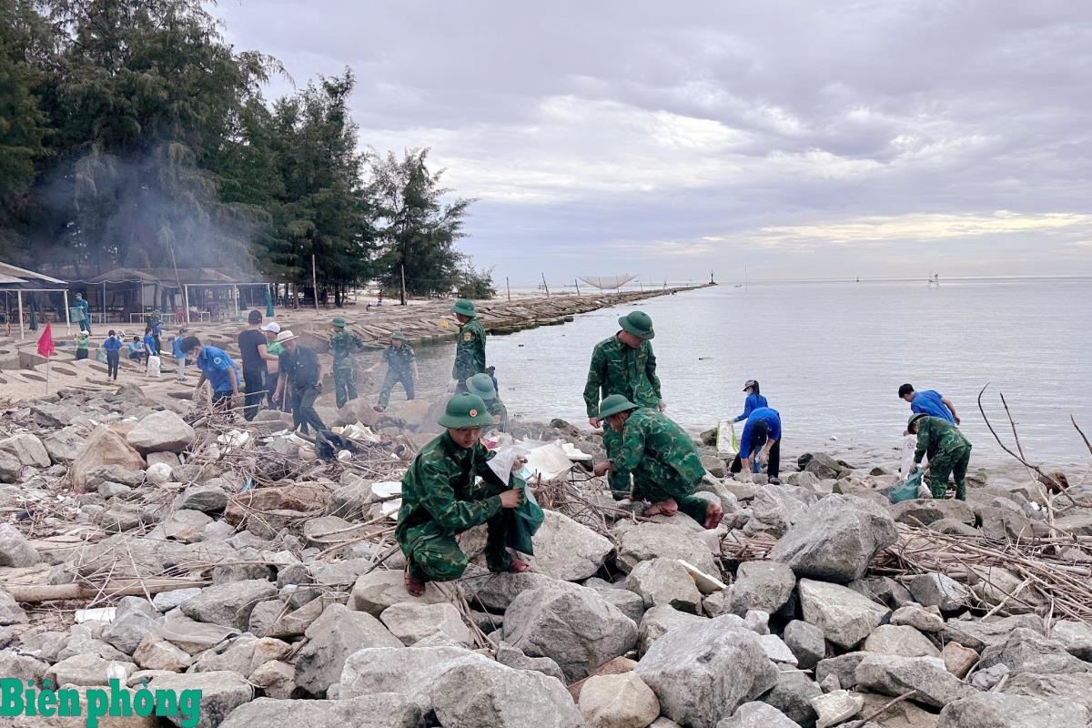 Chi đoàn Đồn Biên phòng cửa khẩu cảng Thuận An và Đoàn viên thanh niên ra quân về sinh khu vực bãi biển. Ảnh: Võ Tiến