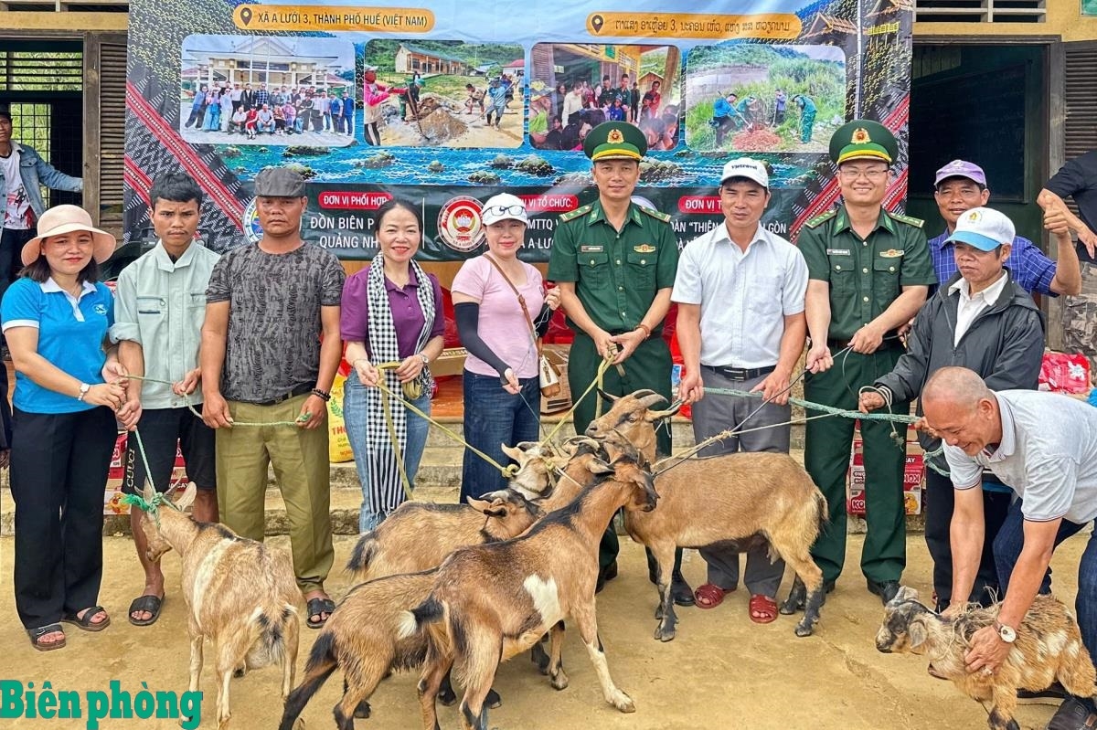 Đồn Biên phòng Quảng Nhâm và các đơn vị đồng hành trao tặng dê giống cho người dân bản Sê Sáp, huyện Kà Lừm, tỉnh Sê Kông, Lào. Ảnh: Võ Tiến.