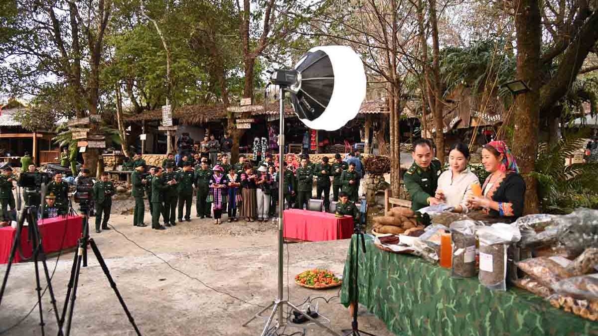Những buổi Livestream bán hàng được lực lượng biên phòng hỗ trợ ở nhiều bản làng.
Ảnh: Khắc Kiên/VOV Tây Bắc