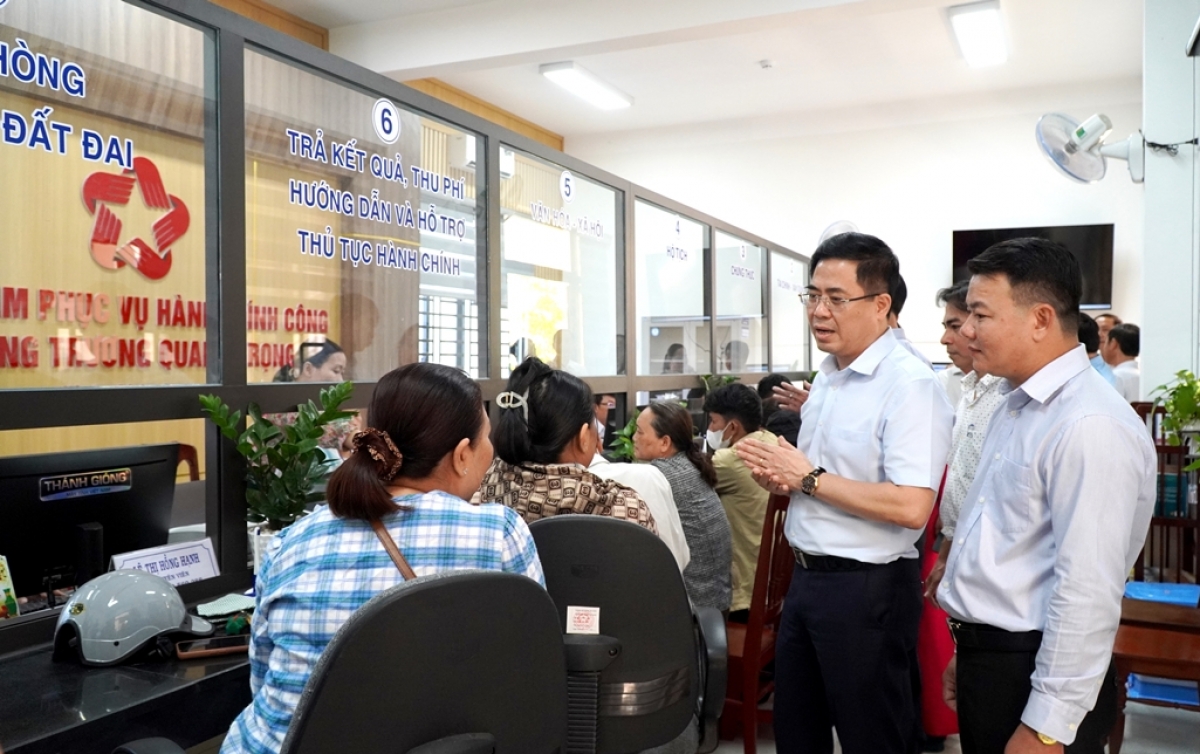 Lãnh đạo UBND tỉnh Quảng Ngãi kiểm tra tình hình hoạt động tại Trung tâm phục vụ hành chính công phường Trương Quang Trọng (Ảnh: UBND tỉnh Quảng Ngãi)