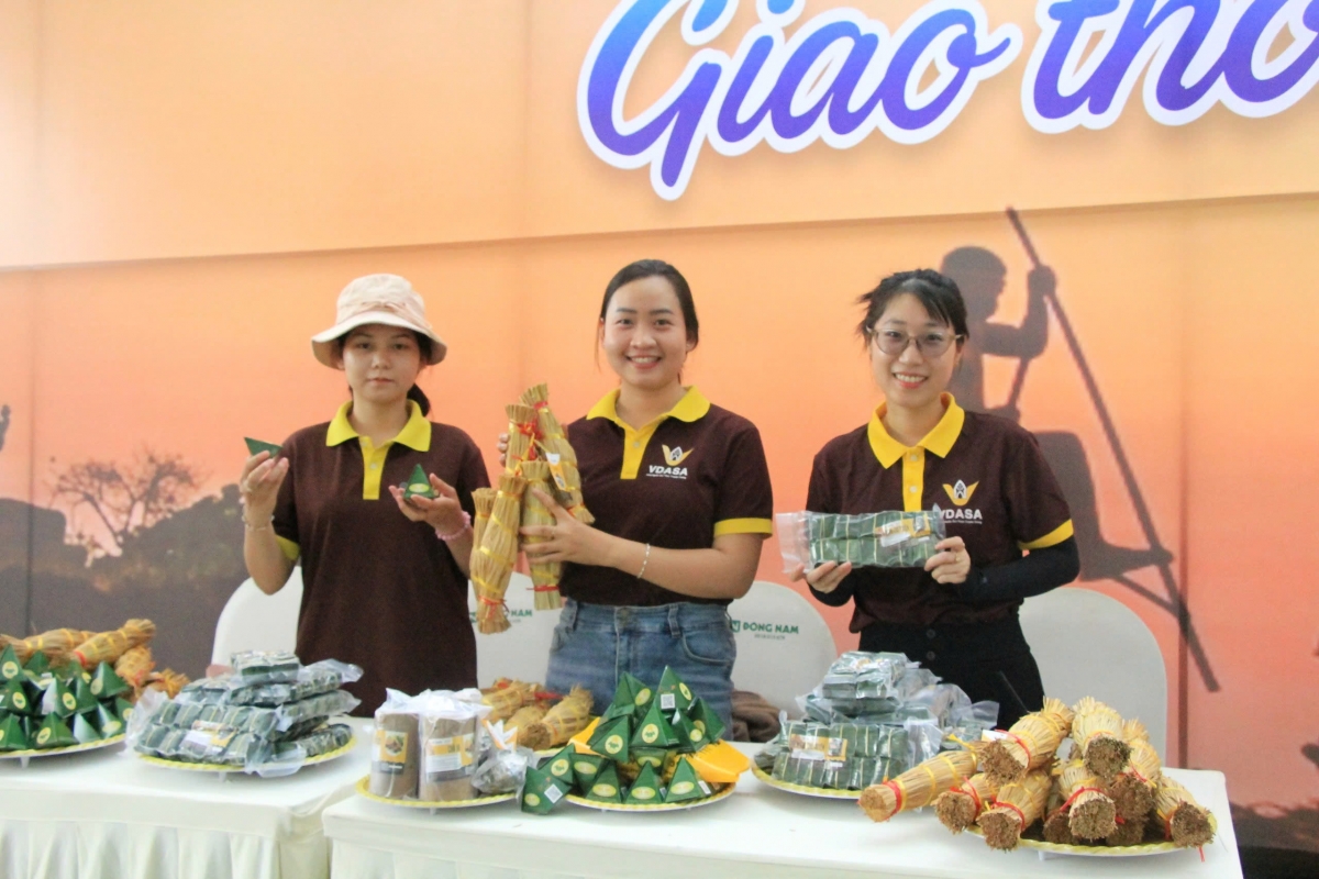Sản phẩm bánh ít lá gai và đặc sản Bình Định trong các phiên bán hàng trực tuyến của tỉnh Gia Lai. Ảnh Nguyễn Thảo