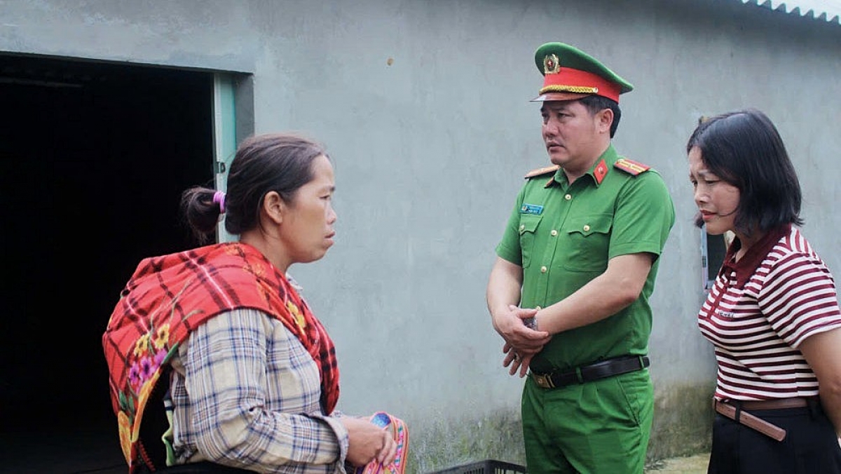 Lực lượng Công an phối hợp với chính quyền địa phương xã Pắc Ta thực hiện tốt công tác tuyên truyền phòng, chống tội phạm mua bán người tại các bản vùng sâu, vùng xa. Ảnh: Khắc Kiên