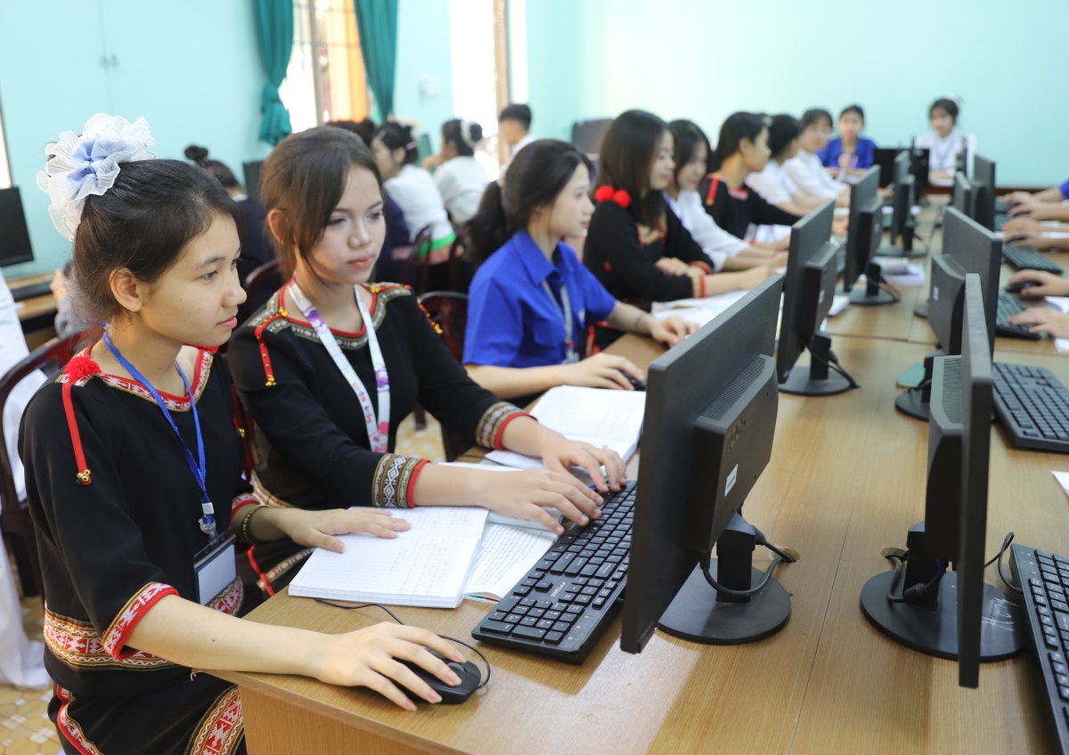Học sinh được học tập và sinh hoạt trong môi trường khép kín, được hỗ trợ học bổng, chỗ ở và các điều kiện sinh hoạt theo quy định, tạo nền tảng để các em phát triển toàn diện.