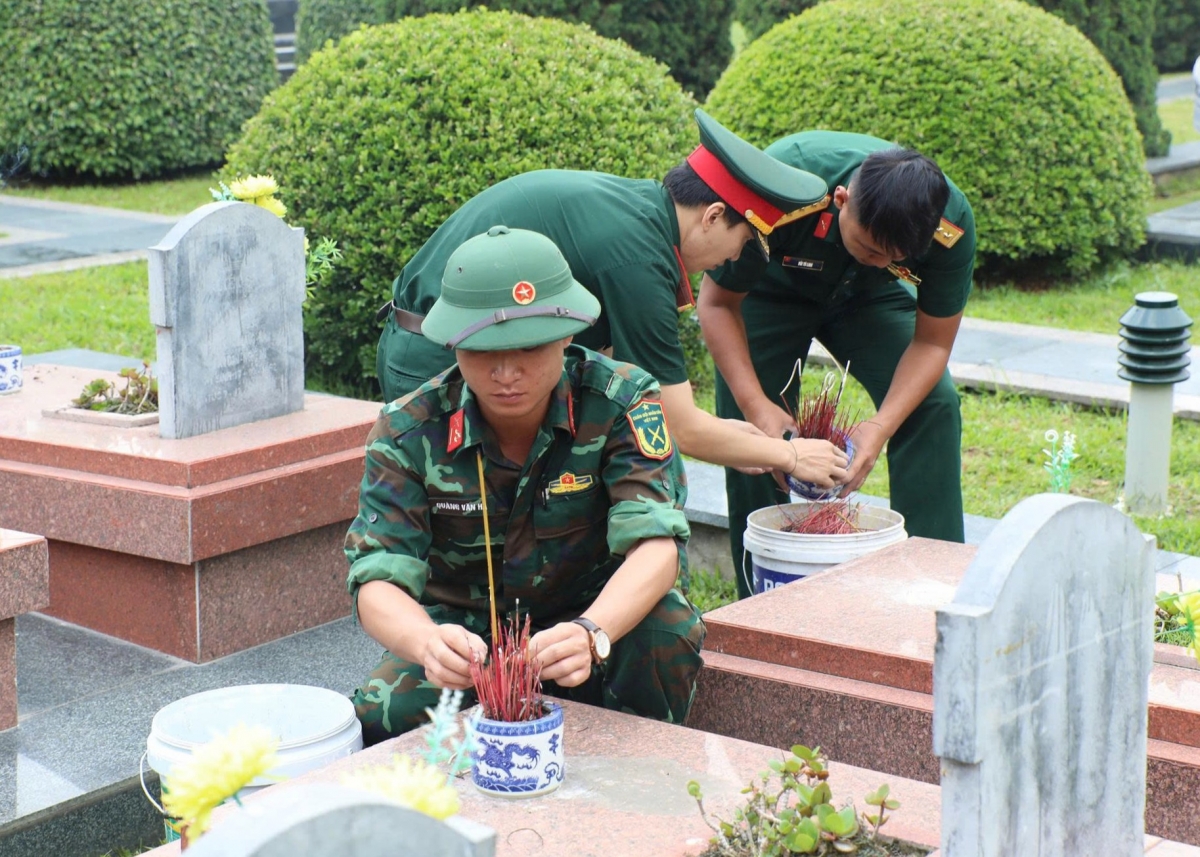 Tại các nghĩa trang liệt sĩ, những chiến sĩ trẻ cẩn thận lau từng phần mộ, chỉnh lại chân nhang, chăm sóc cảnh quan nghĩa trang như một sự tri ân của thế hệ hôm nay đối với những người đã hy sinh vì Tổ quốc.