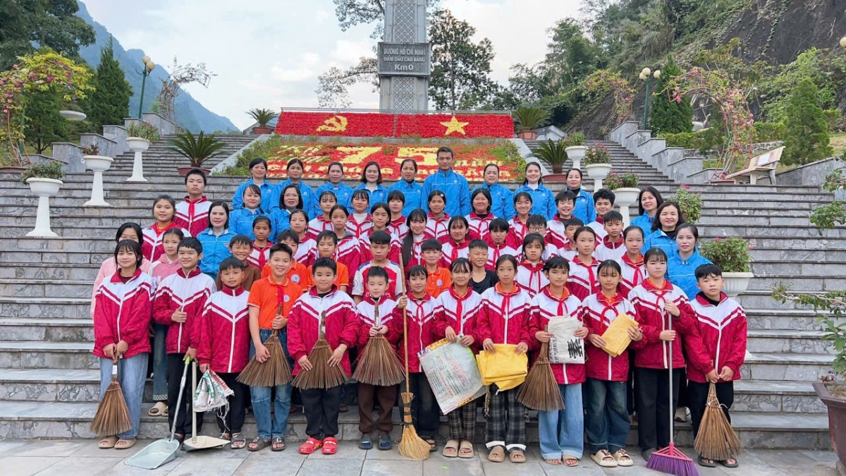 Tại xã Trường Hà, nhiều năm qua, các trường học thường xuyên tổ chức cho học sinh tham quan Khu di tích quốc gia đặc biệt Pác Bó, dâng hương tại Đền thờ Chủ tịch Hồ Chí Minh, tìm hiểu về cuộc đời hoạt động cách mạng của Người và tham gia nhiều hoạt động giáo dục truyền thống. Ảnh: Nguyễn Hoàng Duy Thái/VOV Đông Bắc