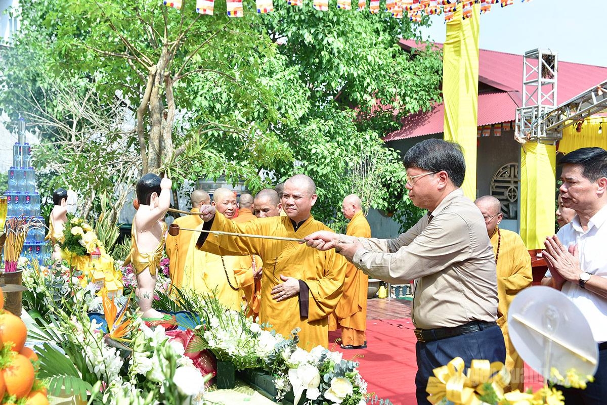 Các đại biểu, Chủ tôn đức, tăng ni, cư sĩ, phật tử và Nhân dân thực hiện Nghi thức tắm Phật
(Ảnh: Báo Tuyên Quang)