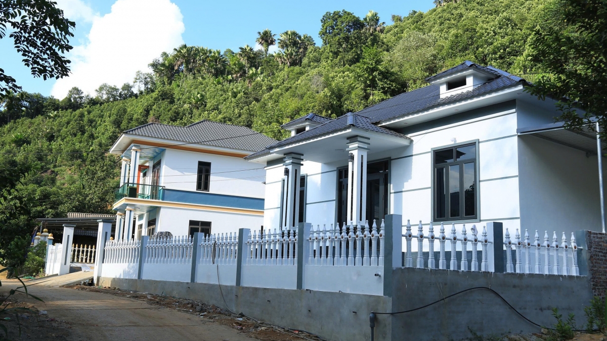 Tăng gia sản xuất, đồng bào vùng cao Lào Cai xây dựng được nhà cửa khang trang. Ảnh: Đinh Tuấn/VOV Tây Bắc