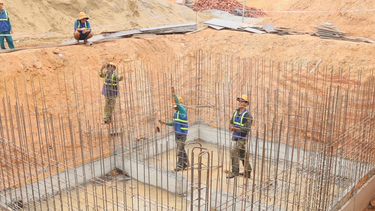 Thi công hệ thống thoát nước. (Ảnh Thanh Thắng)