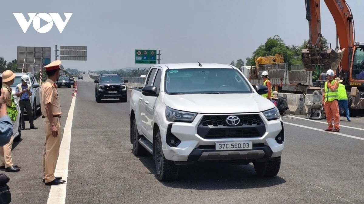 Lực lượng Cảnh sát giao thông điều tiết phương tiện đi vào cao tốc Quảng Ngãi - Hoài Nhơn.