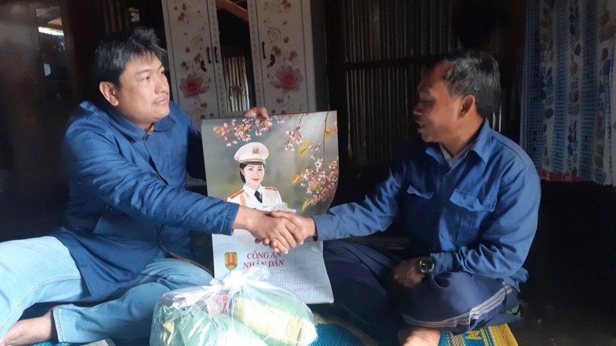 Thượng tá Nguyễn Thanh Hải, Phó trưởng phòng An ninh Nội địa- Công an tỉnh Gia Lai (bên trái) thường xuyên "lăn lội" ở buôn làng, bám địa bàn để cảm hoá những người lầm đường, lạc lối theo tà đạo, đồng thời hỗ trợ, giúp đỡ họ ổn định cuộc sống.