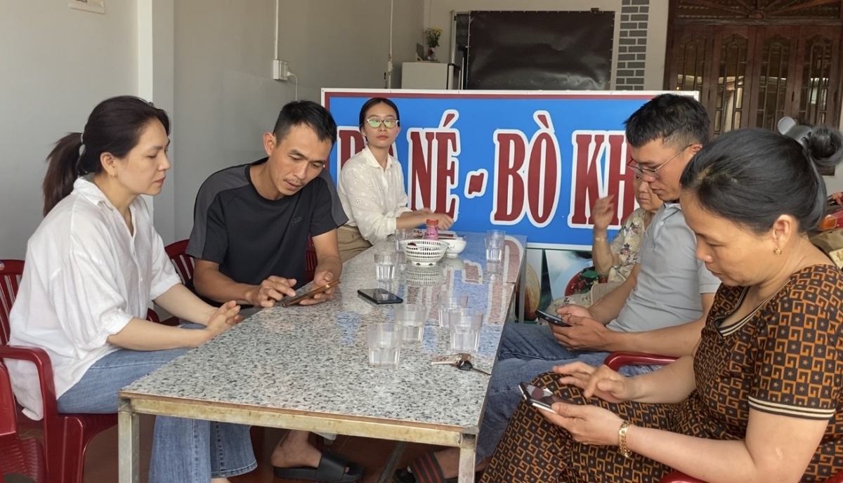 Tổ chuyển đổi số cộng đồng đang tạo ra một cách học rất tự nhiên, mà bà con gọi vui là “bình dân học vụ số”. Ảnh: Công Bắc/VOV Tây Nguyên.