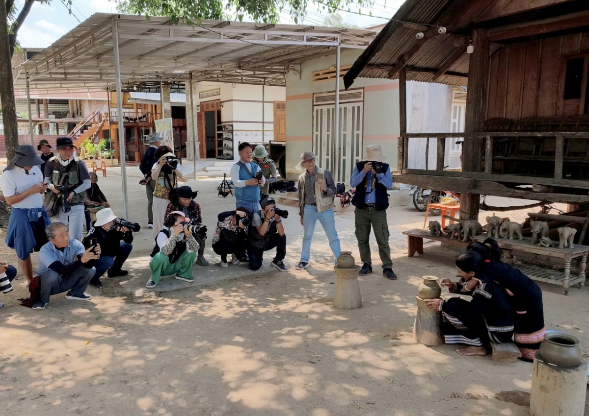 Mâu ngê̆ sih ngăn lĕm mâu um xup kơpong tơnêi ƀă kuăn mơngế  a pơlê Dak Lak