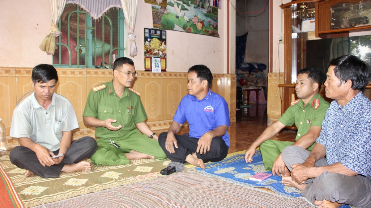 Trung tá Đinh Văn Quyết- Công an xã Bờ Ngoong, Gia Lai thường xuyên thăm hỏi các gia đình ở buôn làng, nắm bắt tình hình an ninh trật tự, hoạt động sản xuất của người dân. (Ảnh: Nguyễn Thảo)