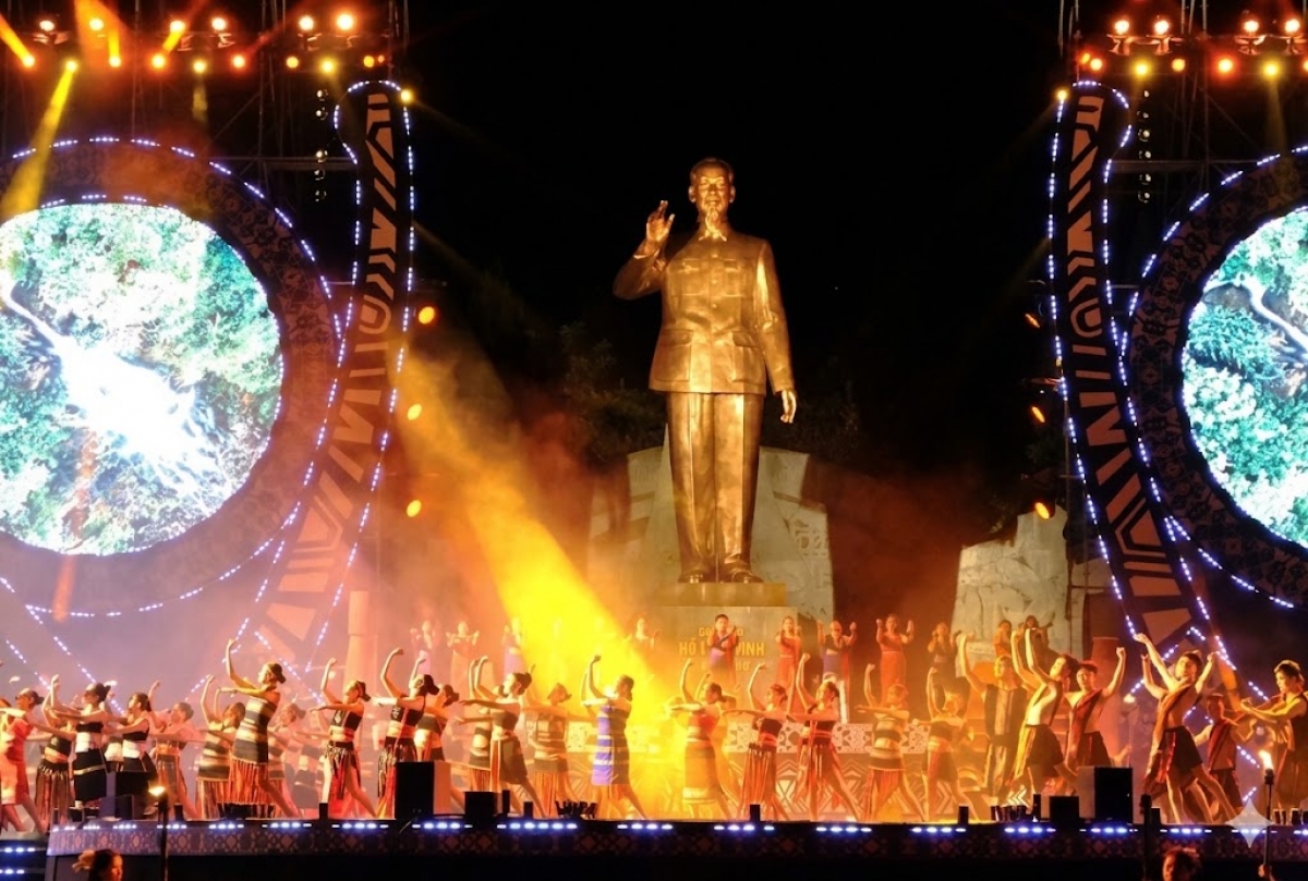 Ndah rup Wa Hồ đah ăp rnoi nuĭh Tây Nguyên huêng khlay ma dêh rŏng wa Quảng trường Đại đoàn kết, n’gor Gia Lai