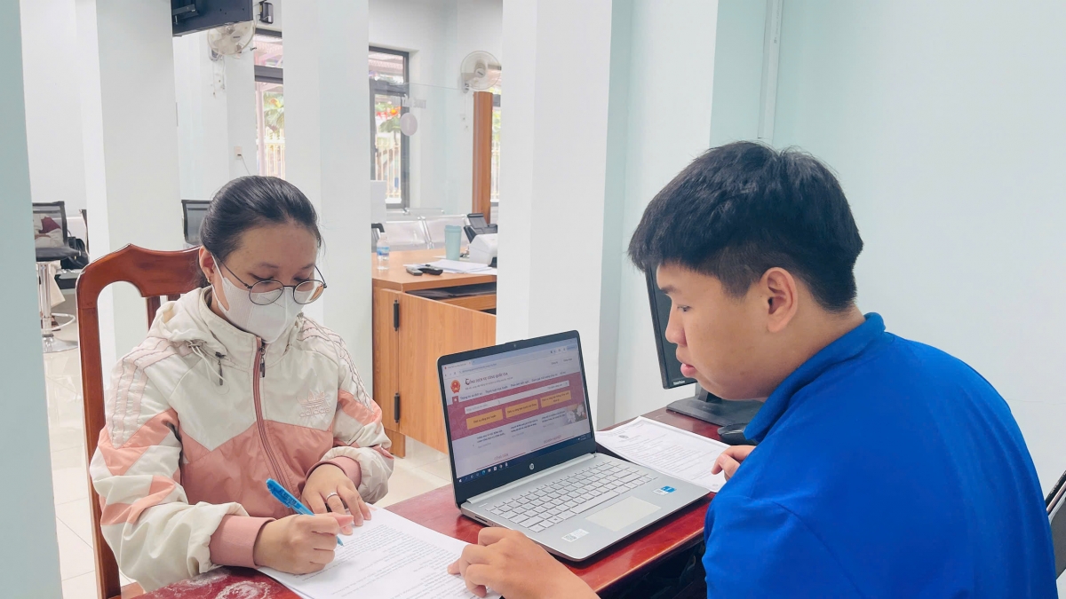 Cán bộ công chức dơi săch dŏng mhe an tŏng ăp n’hâm soan rhŏ an nuĭh ƀon lan
 