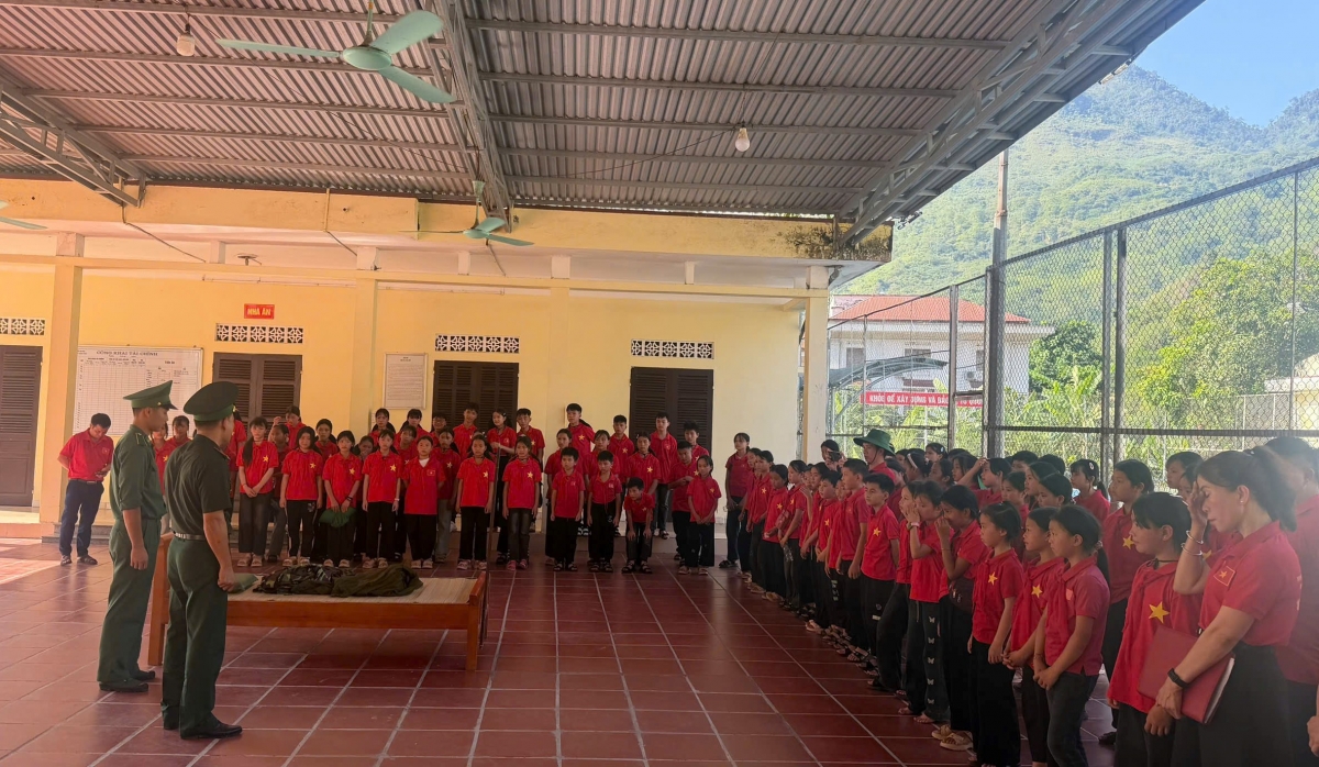 Các học sinh chăm chú nghe hướng dẫn (Ảnh: BP Tuyên Quang)
 