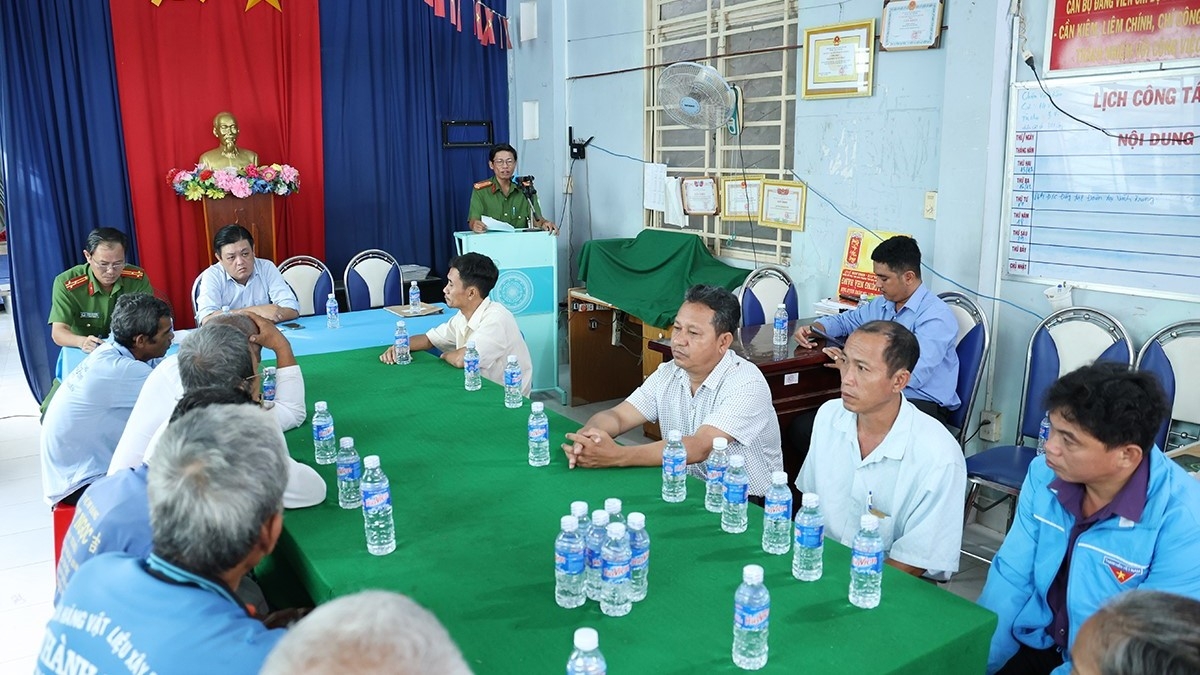 Người dân ấp Srây Skốth tích cực tham gia hội nghị triển khai mô hình “ấp không ma tuý” do UBND xã An Cư tổ chức, thể hiện quyết tâm xây dựng môi trường sống an toàn, lành mạnh. (Ảnh: Tiến Tầm).