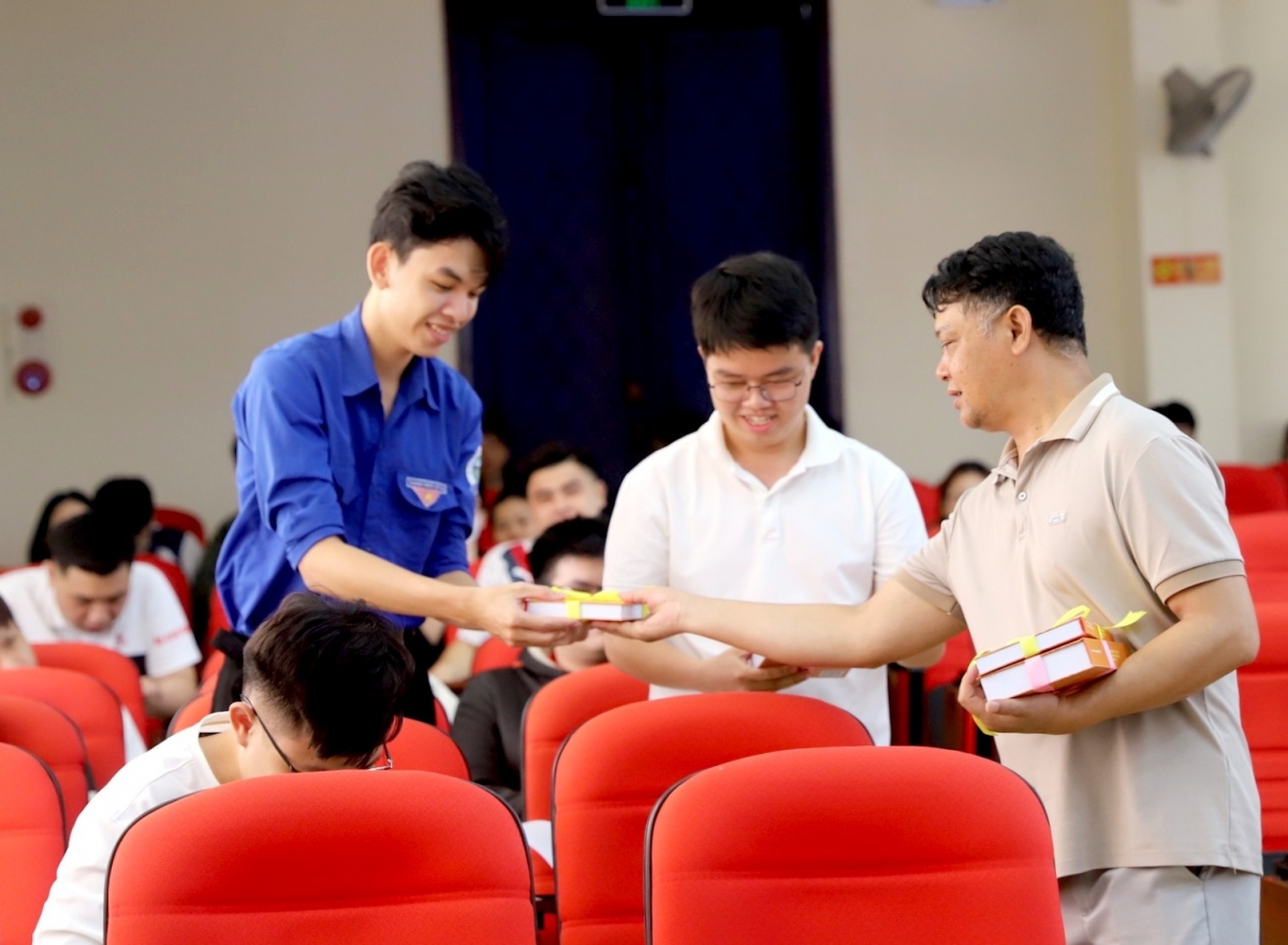 Sinh viên veăng trâm mâ ƀă tơdah kơxuô tơmeăm cho mâu kơxop mơ-éa chêh ‘na Pôa Hồ