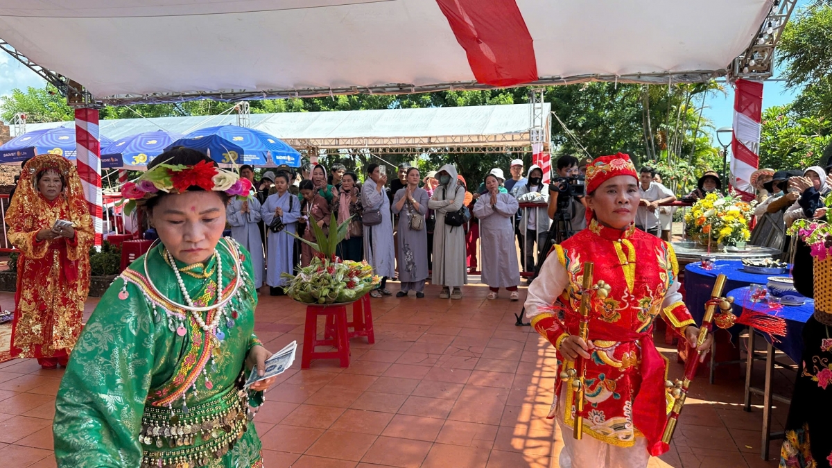 Kuăn pơlê ƀă tơmối lăm veăng mơdĭng Vía Bà