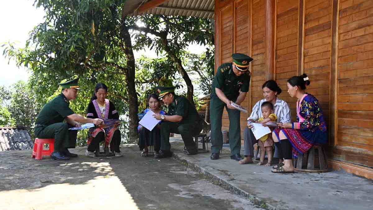 Việc hỗ trợ hướng dẫn người dân chuyển đổi số được cán bộ biên phòng đến từng nhà để thực hiện.
Ảnh: Khắc Kiên/VOV Tây Bắc