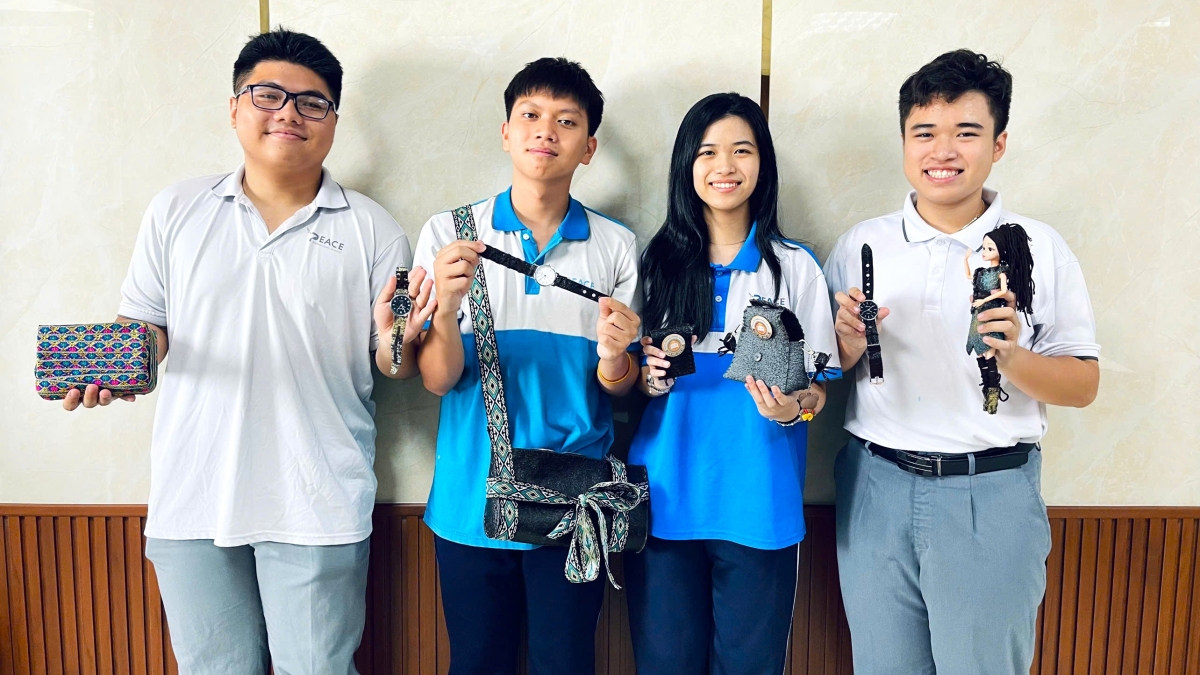 Nhóm chụp hình với những sản phẩm đạt giải Nhì tại vòng đào tạo cuộc thi “Ý tưởng học sinh, sinh viên khởi nghiệp khu vực ĐBSCL lần thứ IV năm 2026 – INNOBE 2026”