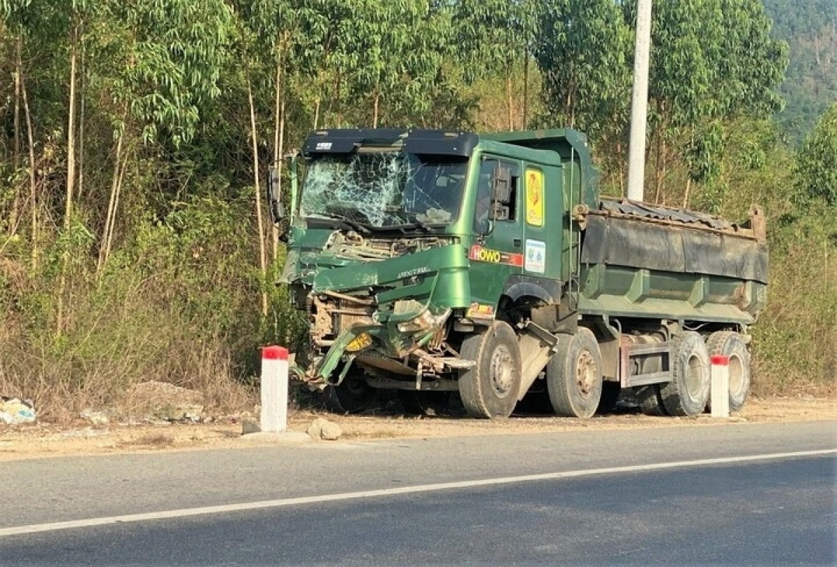 Chiếc xe tải tông xe khách giường nằm tại hiện trường. (Ảnh: Người dân cung cấp)