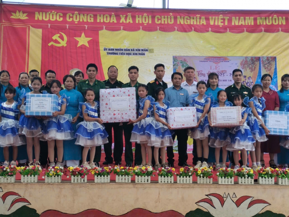 Nhiều phần quà ý nghĩa đã được trao tặng tới thế hệ mầm non ở vùng biên (Ảnh: ĐVCC)