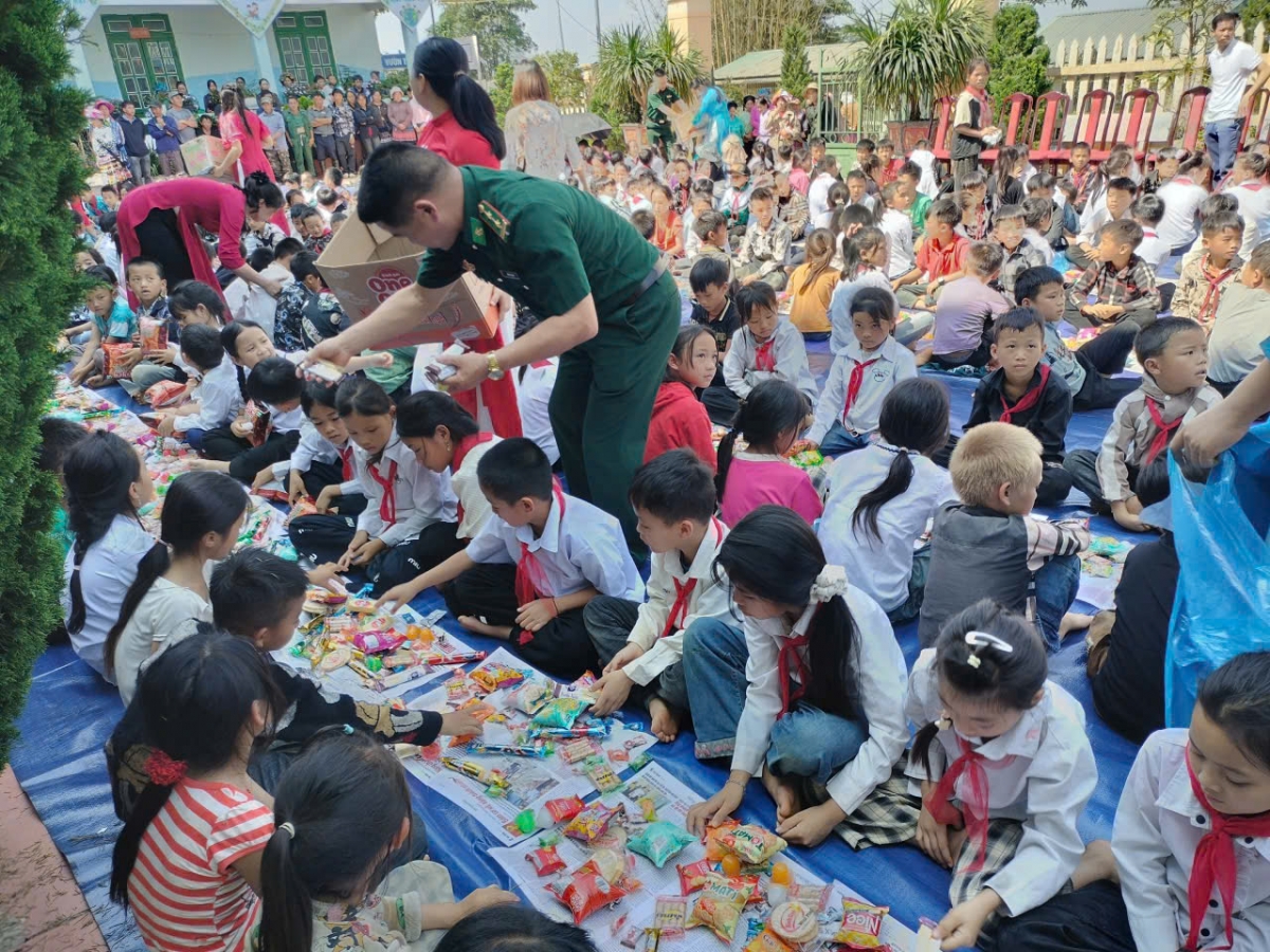Các em thiếu nhi vui vẻ cùng bạn bè trong ngày Tết thiếu nhi (Ảnh: ĐVCC)