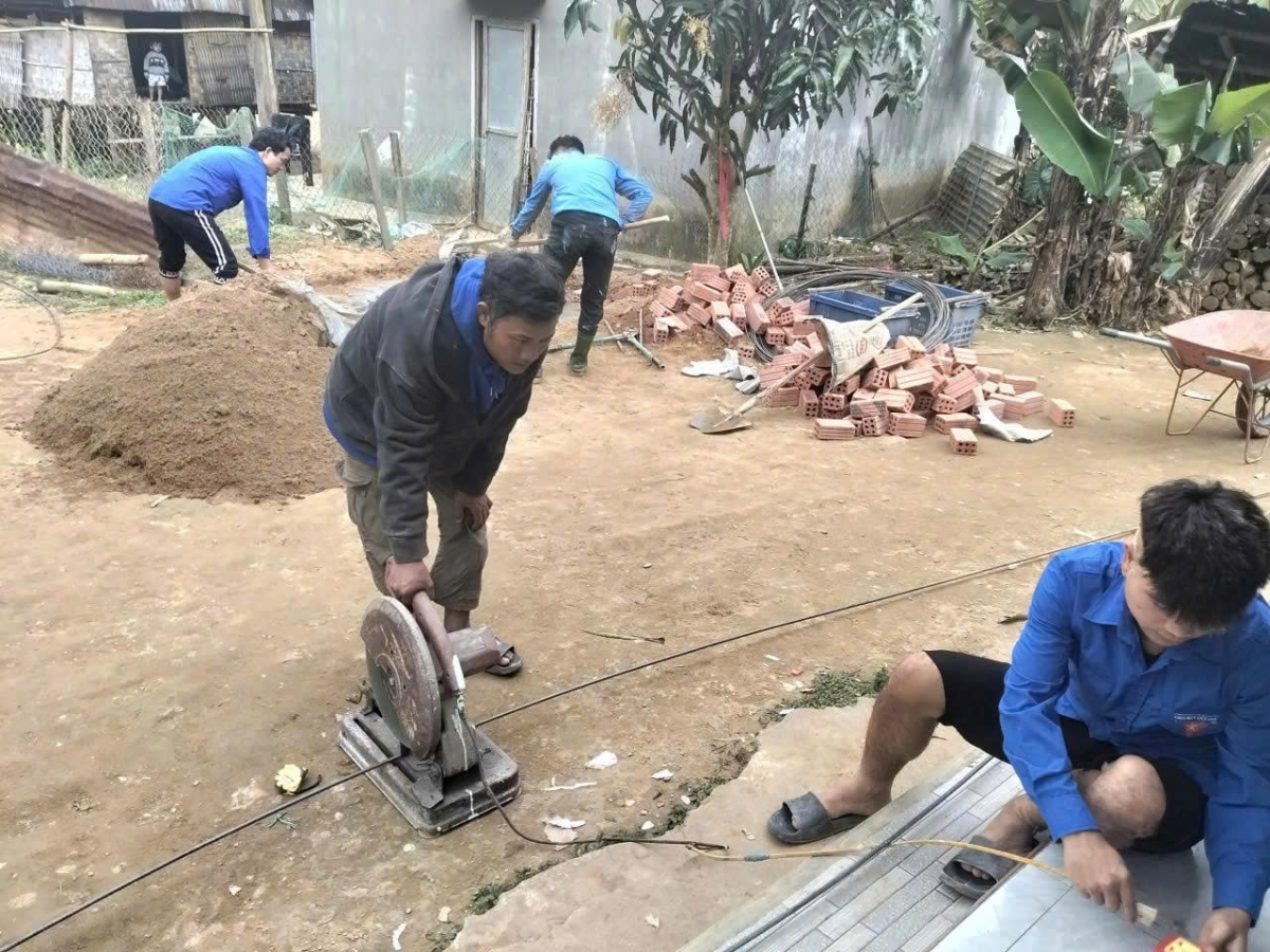 Nhiều nhóm, tổ, đội liên kết nghề tạo việc làm cho thanh niên miền núi Đà Nẵng. 
 