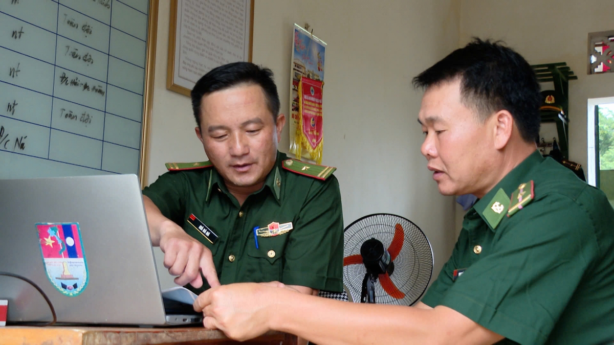 Thiếu tá Gìà Bà Ná (bên trái) trực tiếp soạn giáo án và giảng dạy tiếng Mông cho
CBCS Đồn Biên phòng Na Ngoi, BĐBP Nghệ An