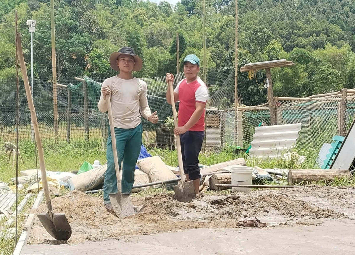 Nhóm xây dựng nhỏ tại thôn Prao, xã Đông Giang 
 