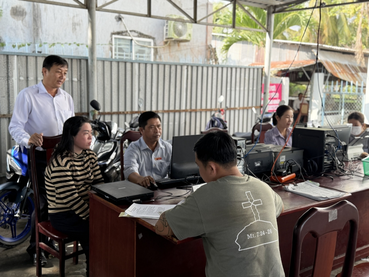 Lãnh đạo xã Vị Thanh 1 thường xuyên kiểm tra, động viên bộ phận hỗ trợ người dân tại Trung tâm