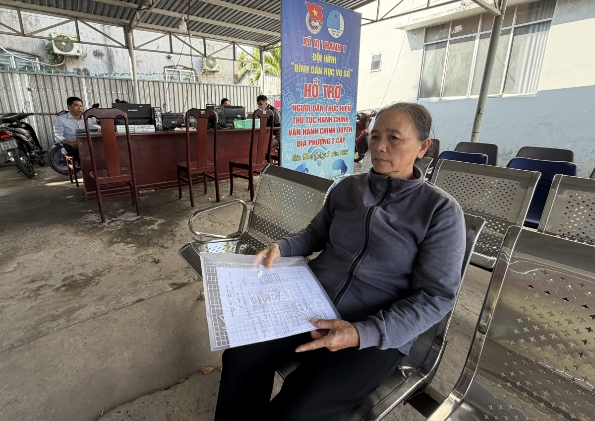 Người dân ngồi chờ giải quyết thủ tục hành chính dưới mái tôn nóng