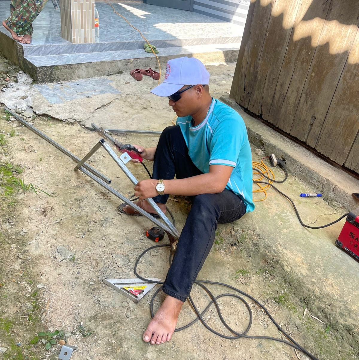 Anh Alăng Đông còn nhận thi công cổng ngõ, mái che... theo nhu cầu của người dân
 